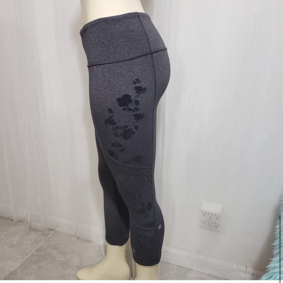 EUC* Lululemon “Hold Me Close” Crop Leggings - Picture 7 of 8